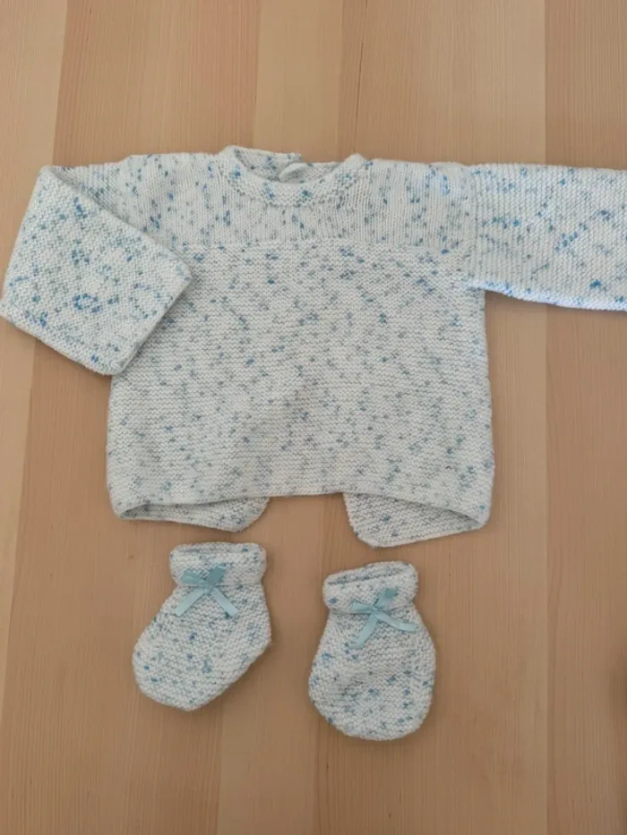 Brassière et chaussons - 3 mois