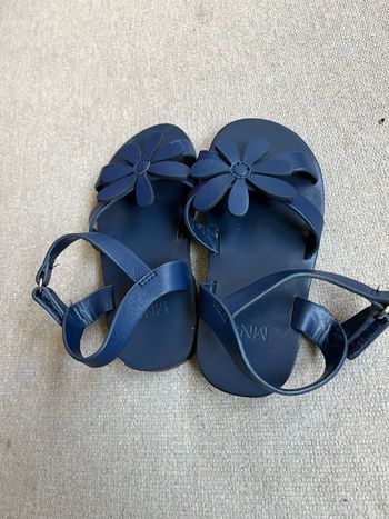 Pieds nus bleu de MNG