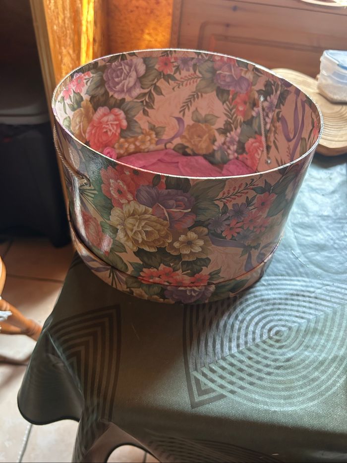 Boîte ronde avec des fleurs - photo numéro 2