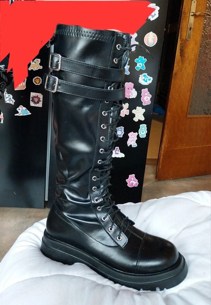 Bottines hautes noires à lanières style gothique ou punk