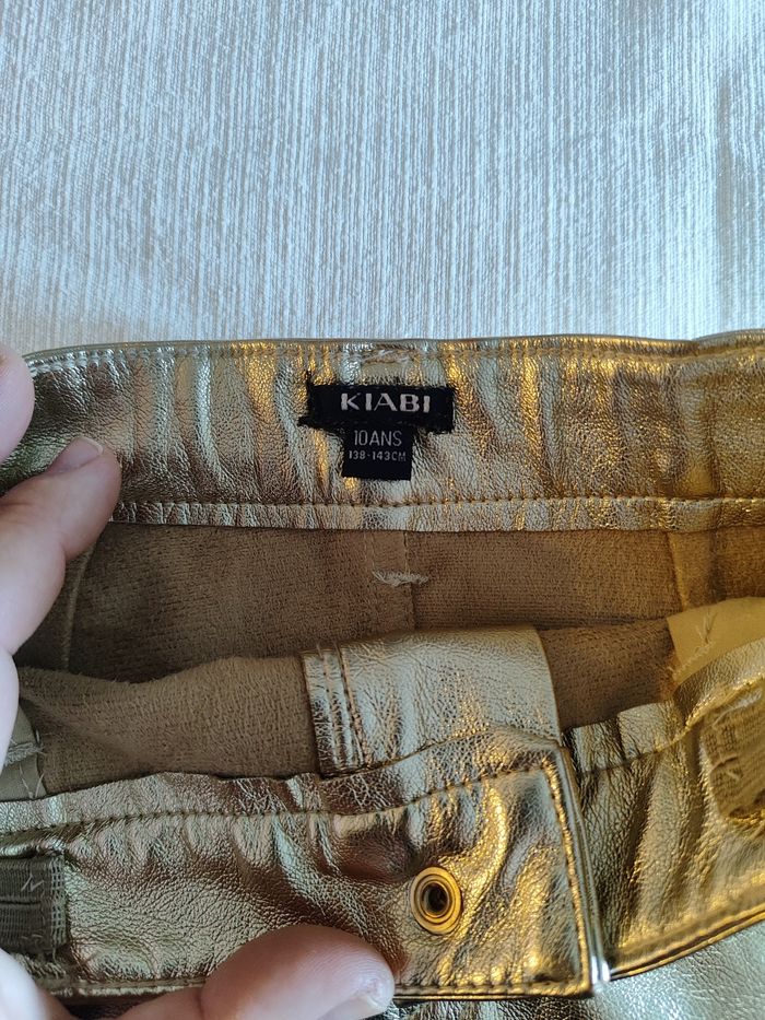 Juste fille en similicuir doré - photo numéro 3