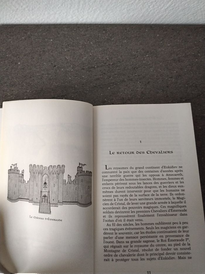 Livre "Les Chevaliers d'Émeraude" Neuf - photo numéro 5