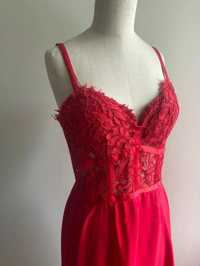 Robe rouge satin & dentelle sur mesure - photo numéro 3