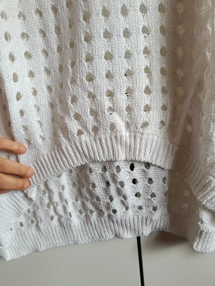 Pulls maille à trous noir ou blanc col V - photo numéro 9