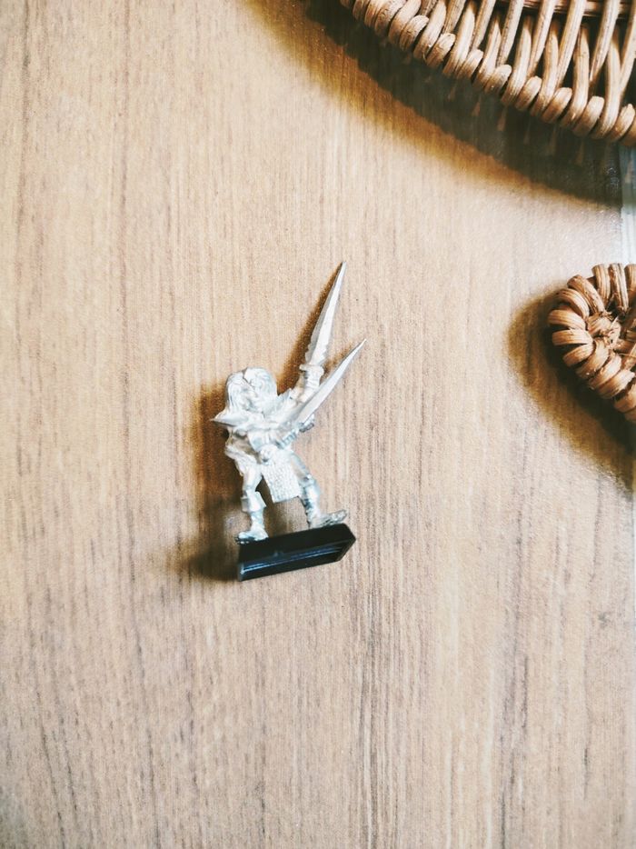 🪖Figurine en métal sur socle l'Elfe sorcier maraudeur armé marque Warhammer games workshop - photo numéro 3