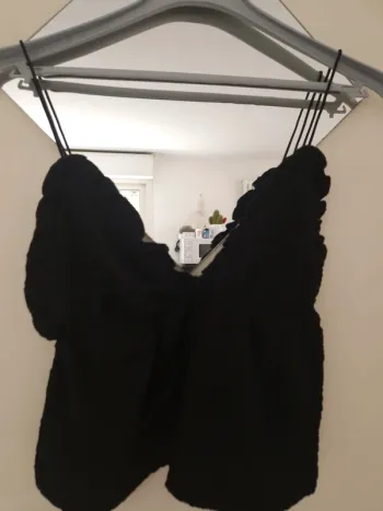 Top noir à fines brides volant taille M
