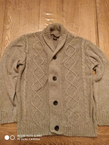 Gilet torsadé gris.