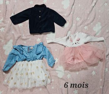 Lot de 3 vêtements bébé 6 mois. 2 robes et une veste / gilet