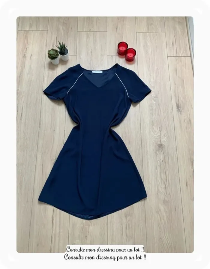 Robe bleu marine avec liseret doré - photo numéro 2