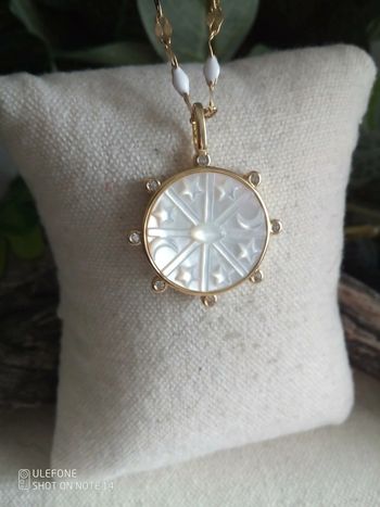 Collier médaillon astre en nacre blanche naturelle gravée à la main