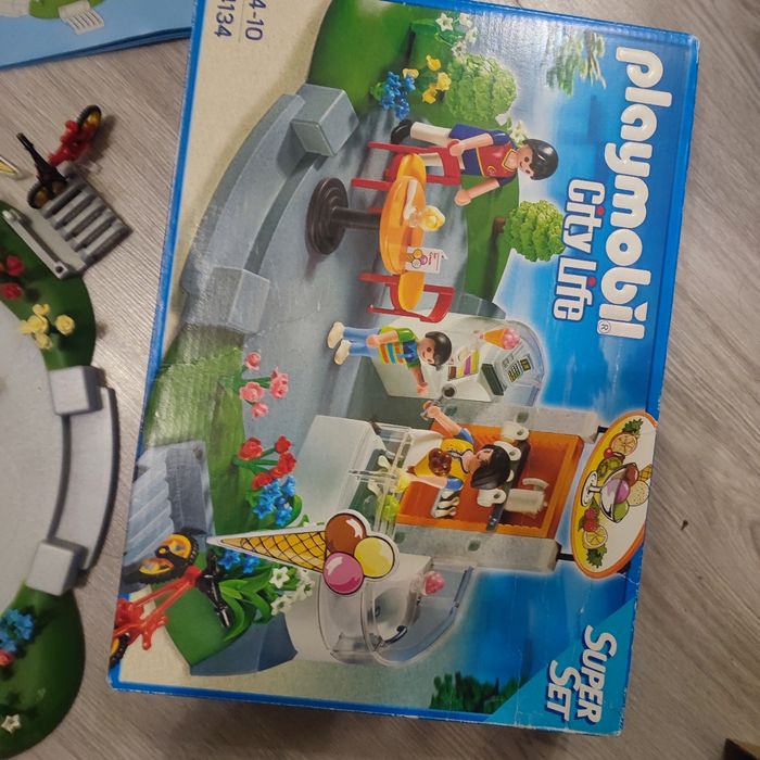 Playmobil 4134 café glacier manque une coupe 2 boules la caisse et fleur blanche pancarte cassé mis scotch - photo numéro 3