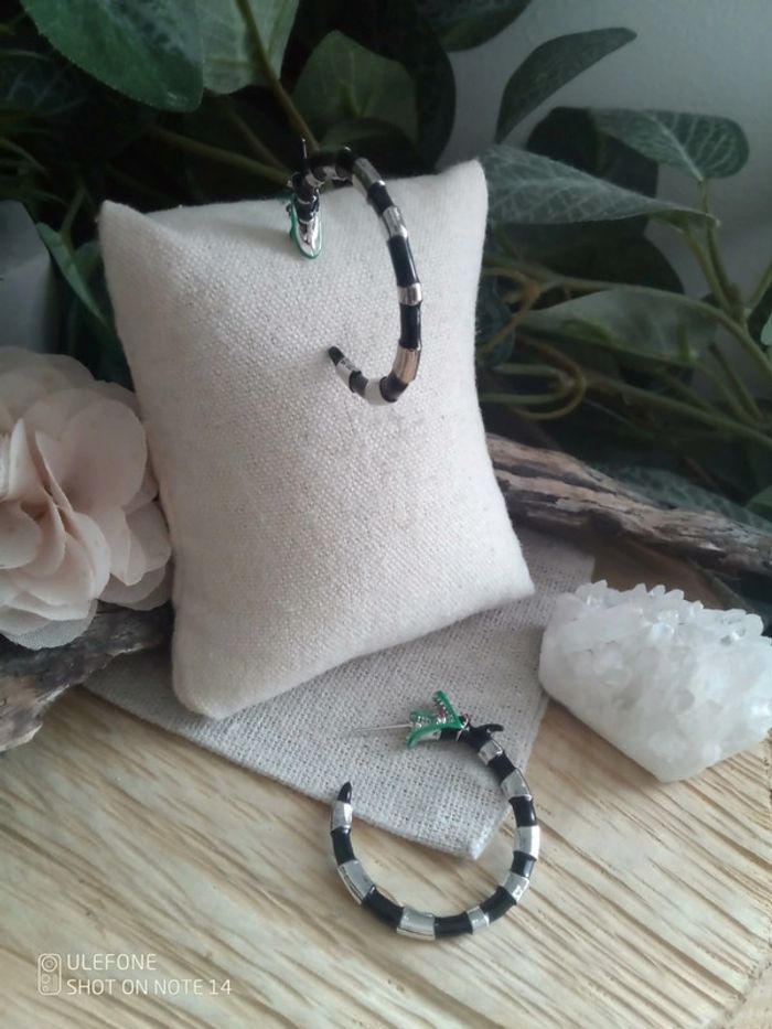 Boucles d'oreilles dragons anneaux argenté et boir - photo numéro 2