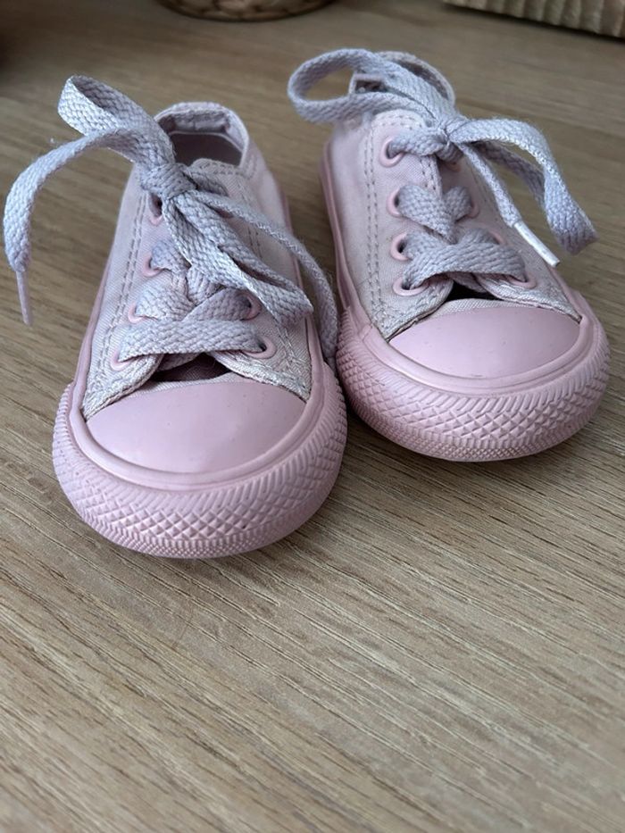 Fille 👧🏻 Converse full rose taille 20 - photo numéro 3