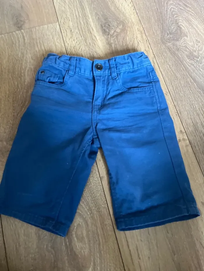 Short bleu