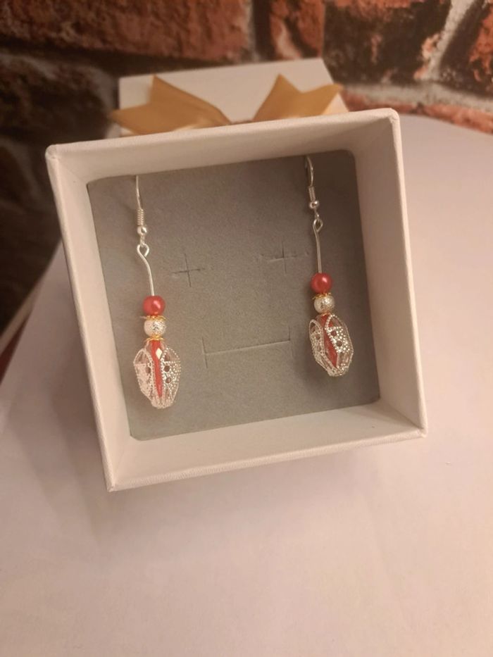 Boucles d'oreilles pendante rouge blanche argenté doré - photo numéro 2