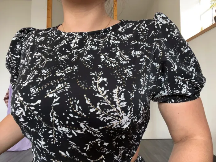 Robe noir blanche et dorée sexy - photo numéro 4