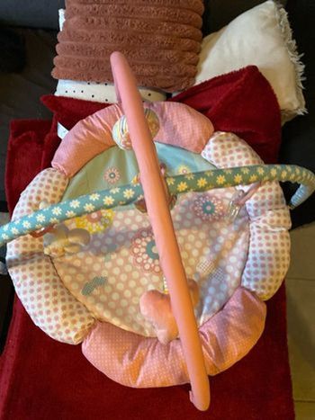 Tapis d’éveil fille avec arche de jeux