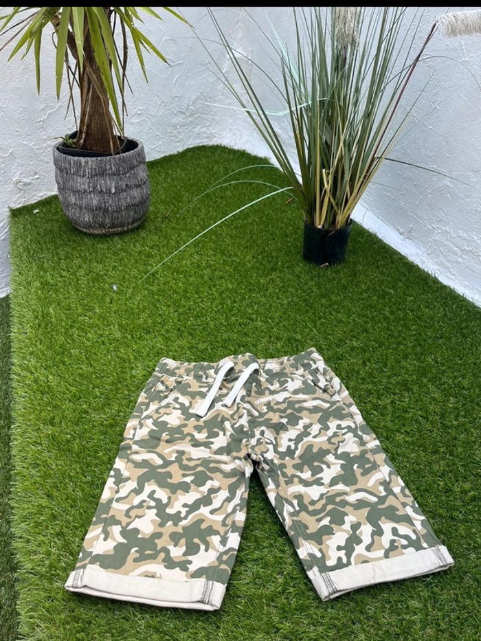 Très beau short militaire neuf taille 12 ans