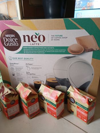 Cafetière dolce gusto neo neuve et 4 paquets de dosettes