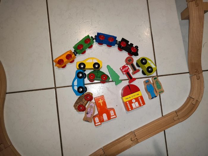 Circuit de train en bois - photo numéro 4