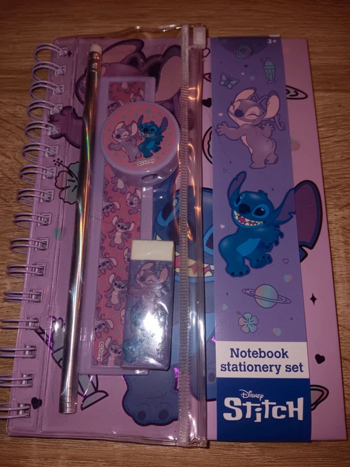 Carnet avec trousses et accessoires