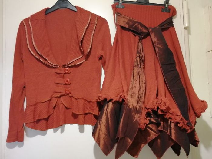 Magnifique ensemble Fashion rouge brique. Taille M.