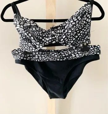 Maillot de bain 2 pièces noir et blanc à motif - Taille 42– Haut à armatures