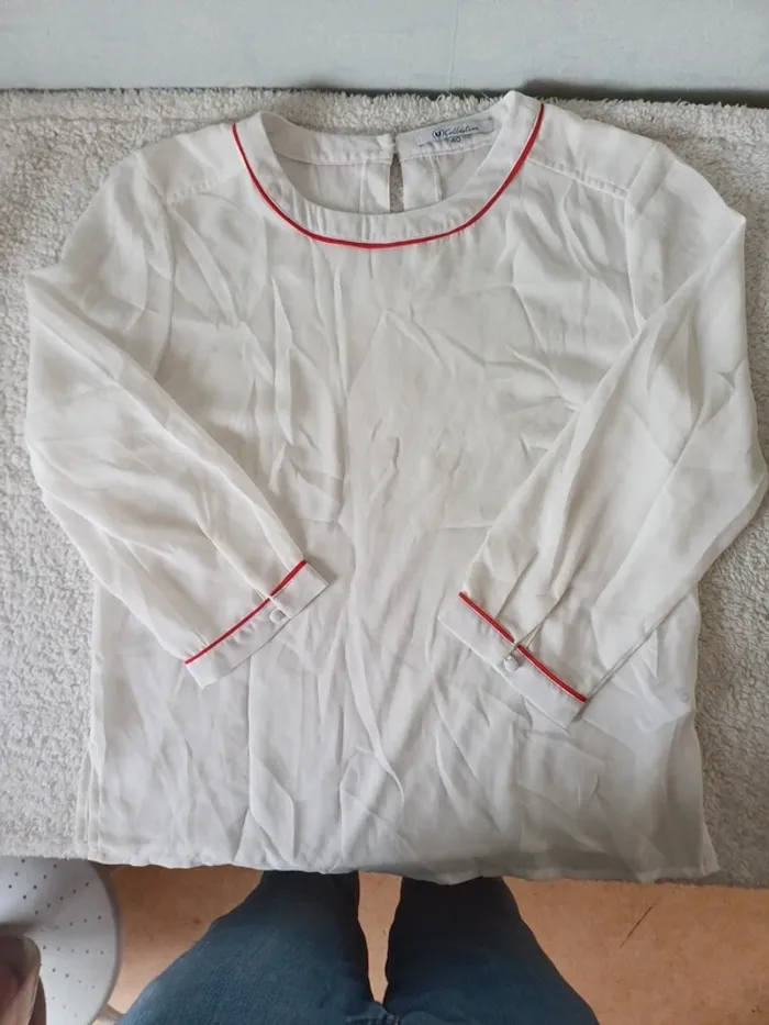 Haut blanc à liserets rouges