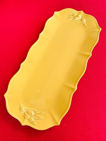 Plat à gâteau, couleur moutarde en céramique