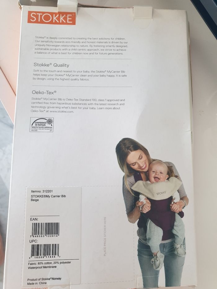 2 bavoirs porte bébé beiges Stokke neufs - photo numéro 2