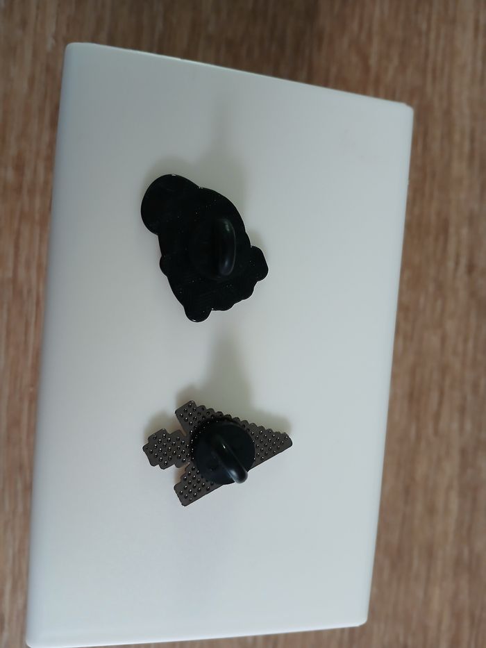 Lot  de 2 pin's mignons - photo numéro 2