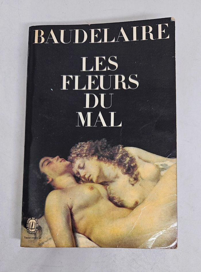 "Les fleurs du mal", de Baudelaire.
404 pages.
Livre de poche.
ISBN : 2.253.00710.2