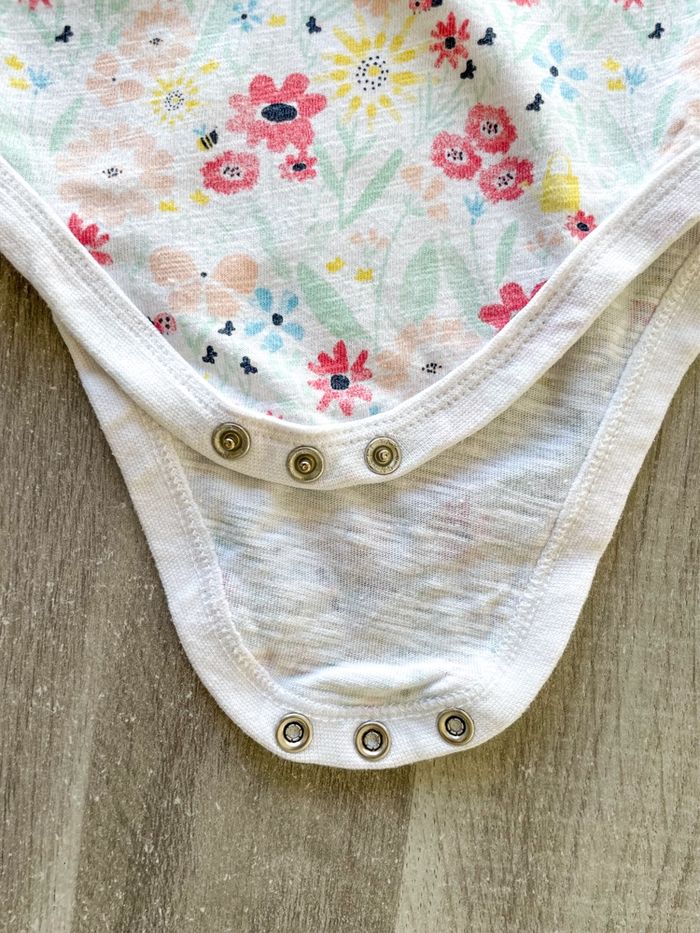 Body  à fleurs Primark bébé fille taille 0/3 mois - photo numéro 4