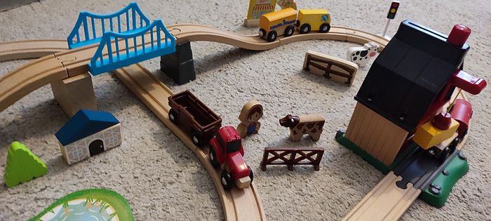 Joli circuit de petit train en bois Brio et Delta - photo numéro 2