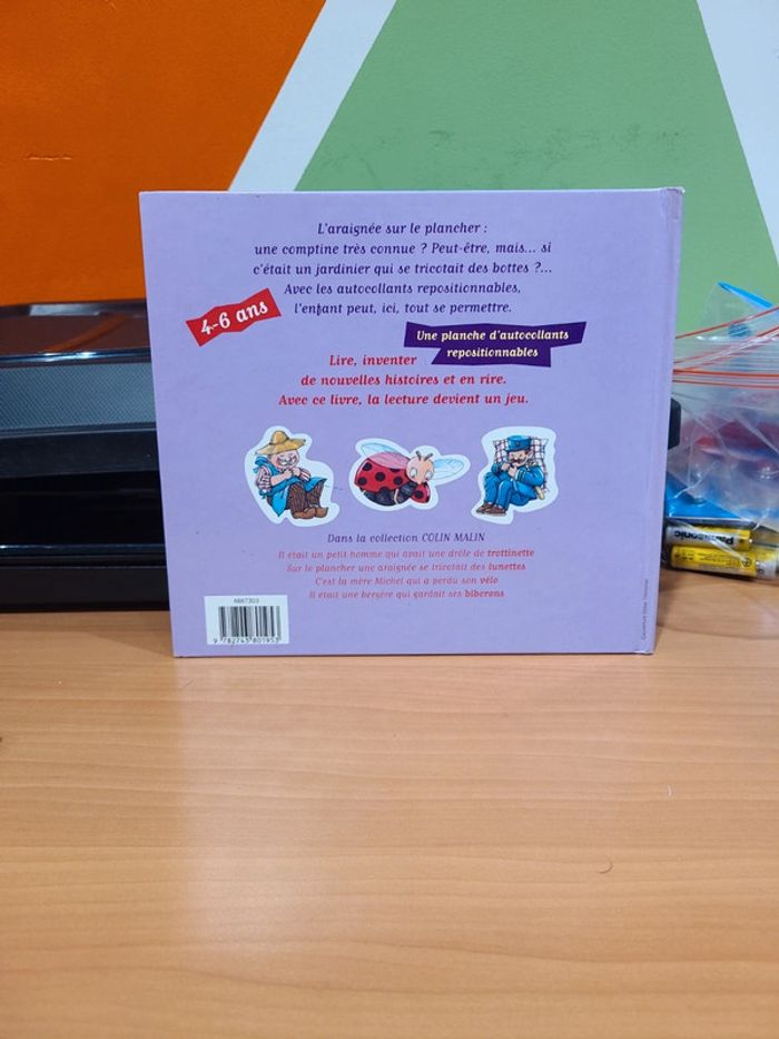 Sur le plancher une araigner se tricotage des lunettes - photo numéro 10