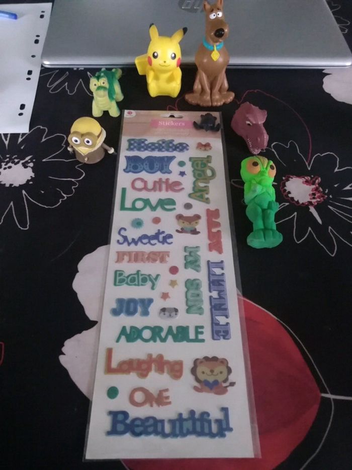 Lot de jouets et figurines pour enfant