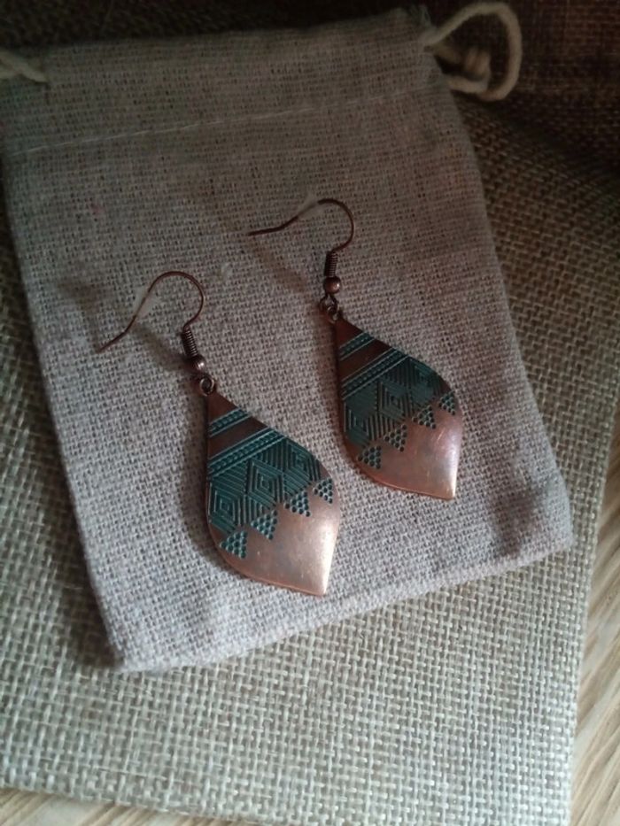 Boucles d'oreilles bohèmes métal cuivré patiné gravées - photo numéro 3