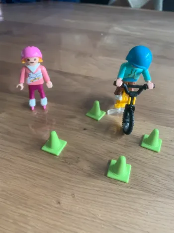 Playmobil set 70061 - Enfants avec vélo et rollers