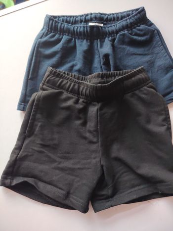 Lot de 2 shorts taille 4 ans 