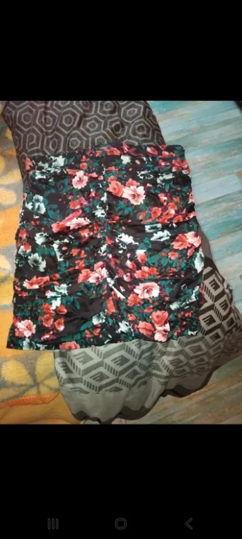 Mini jupe à fleurs sur fond noir