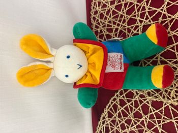 Peluche doudou lapin bleu rouge jaune vert Vite un Câlin Moulin Roty / 28 cm