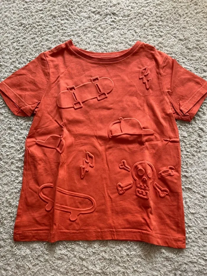 Teeshirt manches courtes orange dessins skate 3D taille 6 ans marque Kiabi