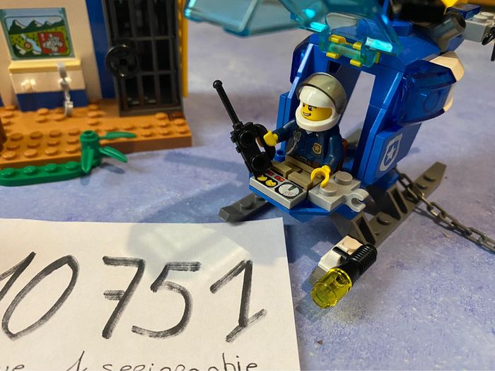 Lego junior city 10751 La course-poursuite à la montagne - photo numéro 3