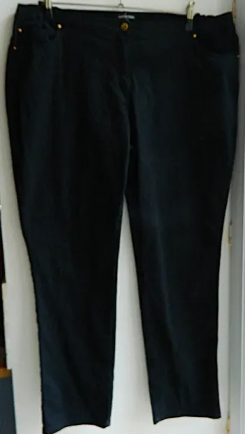Pantalon T 52 "Anne Weyburn" neuf
