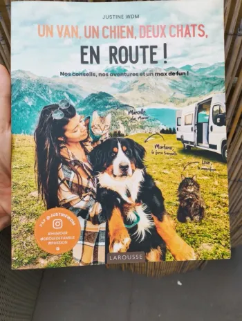 Livre un chien deux chats un van en route !