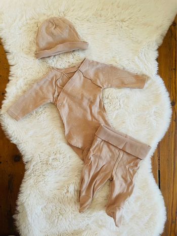 Ensemble bébé 1 mois Kiabi – body cache-cœur, bonnet, pantalon – parfait état