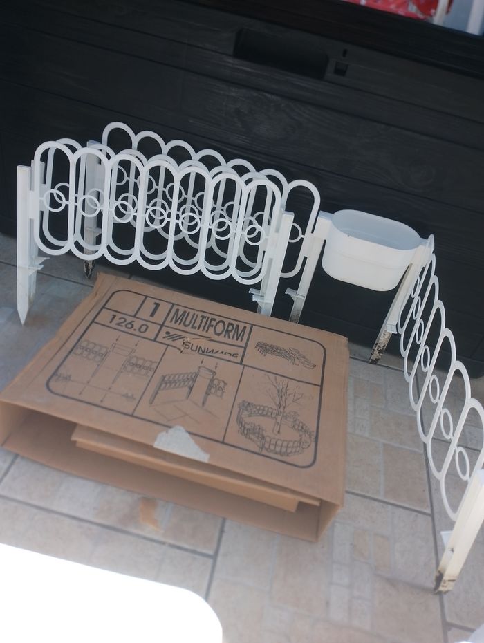Bordure de jardin blanche modulable avec bac à fleurs