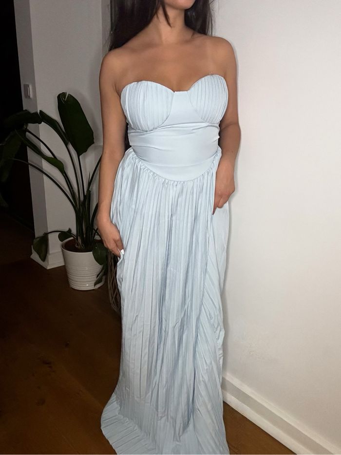Robe bustier bleu clair plissée – longue et élégante – effet satiné