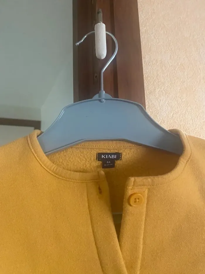 Gilet jaune fille 4 ans 🌼 doux & stylé – Kiabi – Très bon état ! - photo numéro 3