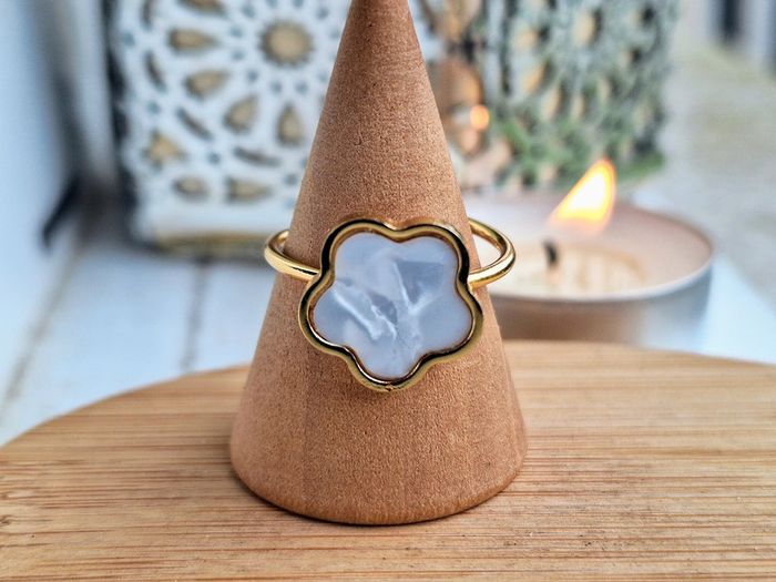 Bague Doré en acier Inoxydable forme de fleur blanche avec du nacre - photo numéro 4
